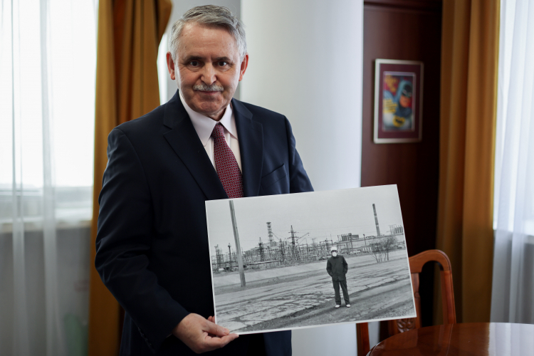 Waldemar Siwiński, jedyny polski dziennikarz, który obserwował tzw. proces czarnobylski w 1987 r., autor pierwszej polskiej książki poświęconej awarii "Czernobyl. Od katastrofy do procesu", kwiecień 2026 r. Fot. PAP/Albert Zawada