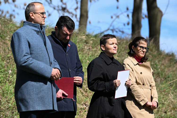 Minister kultury i dziedzictwa narodowego Marta Cienkowska (druga od prawej), prezydent Gdańska Aleksandra Dulkiewicz (pierwsza od prawej), szef Urzędu do Spraw Kombatantów i Osób Represjonowanych Lech Parell (drugi od lewej) i wicewojewoda pomorski Emil Rojek (pierwszy od lewej) podczas wmurowania kamienia węgielnego pod budowę Muzeum Westerplatte w Gdańsku, 25 kwietnia 2026 r. Fot. PAP/Andrzej Jackowski