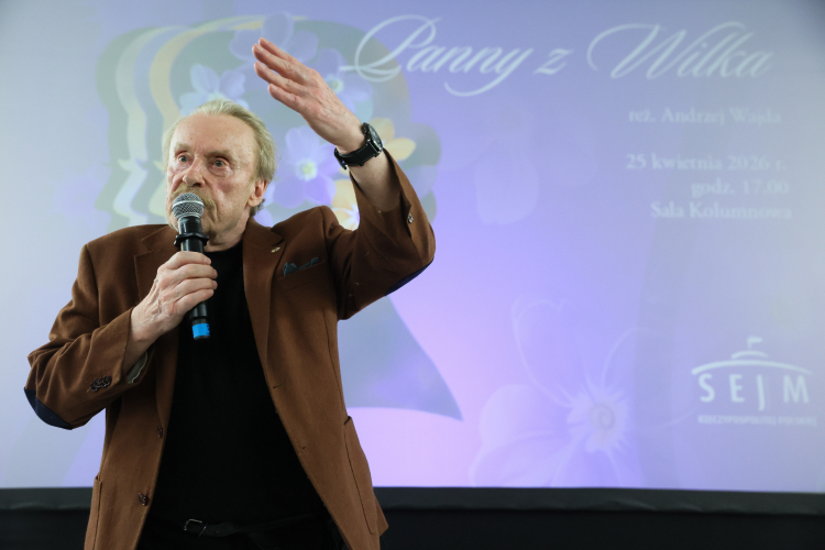 Aktor Daniel Olbrychski podczas pokazu filmu „Panny z Wilka” w reżyserii Andrzeja Wajdy, 25 kwietnia 2026 r. w Sejmie. Fot. PAP/Leszek Szymański
