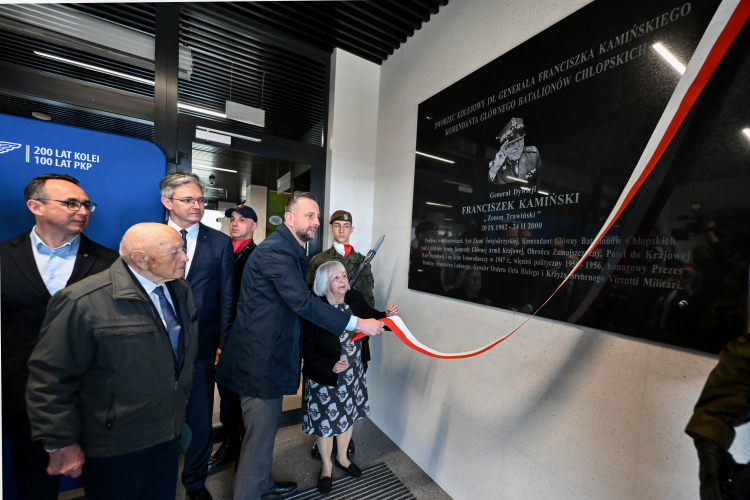 Generał Franciszek Kamiński patronem dworca kolejowego - na zdjęciu Władysław Kosiniak-Kamysz, prezes PSL i wicepremier. Fot. PAP/Piotr Polak