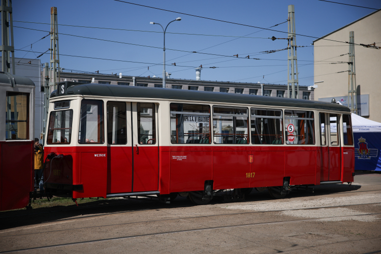 MPK w Krakowie wyremontowało historyczny wagon tramwajowy LOWA znany z ulic Warszawy. Fot. PAP/Łukasz Gągulski