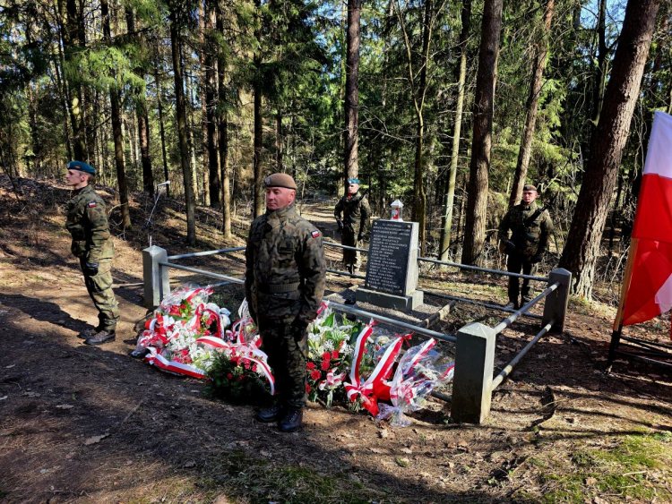 Uczestnicy uroczystości złożyli wieńce na mogile zamordowanych w Lesie Szwajcarskim koło Suwałk. Fot. um.suwalki.pl