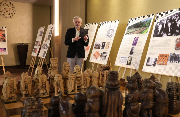 Jeden z kuratorów Tomasz Lissowski, przewodniczący komisji historycznej PZSzach, i elementy wystawy. Fot. muzeumsportu.waw.pl