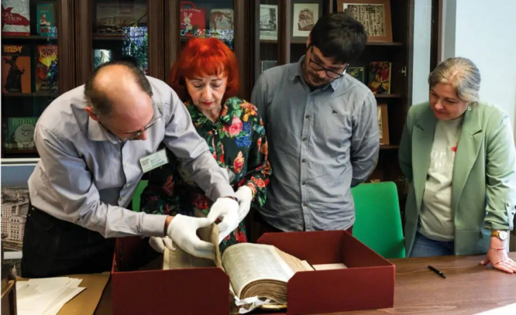 Prezentacja odzyskanych książek. Fot. nowa.wbp.lodz.pl