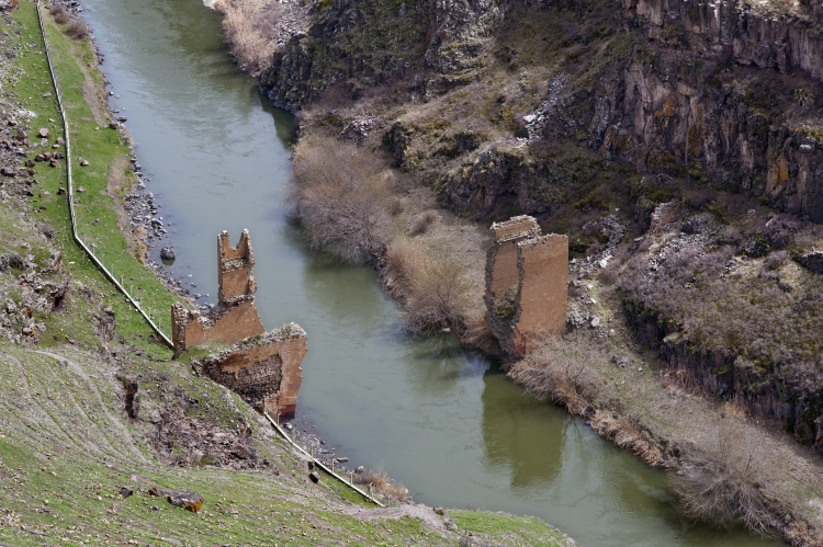 Ruiny mostu nad rzeką Achurian, Ani, Turcja. Fot. Ggia, CC BY-SA 3.0 <https://creativecommons.org/licenses/by-sa/3.0>, via Wikimedia Commons