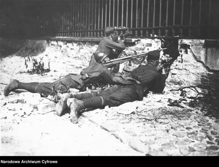 Żołnierze na stanowisku podczas obrony Belwederu. Widoczny ręczny karabin maszynowy Chauchat wz.1915., 12-15 maja 1926 r. Fot. Narodowe Archiwum Cyfrowe