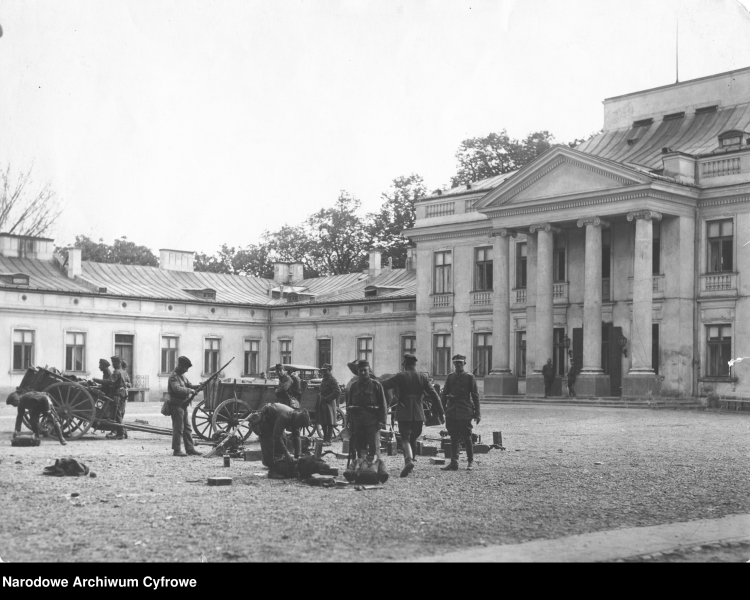 Grupa żołnierzy marszałka Józefa Piłsudskiego na placu przed Belwederem, 12-15 maja 1926 r. Fot. Narodowe Archiwum Cyfrowe