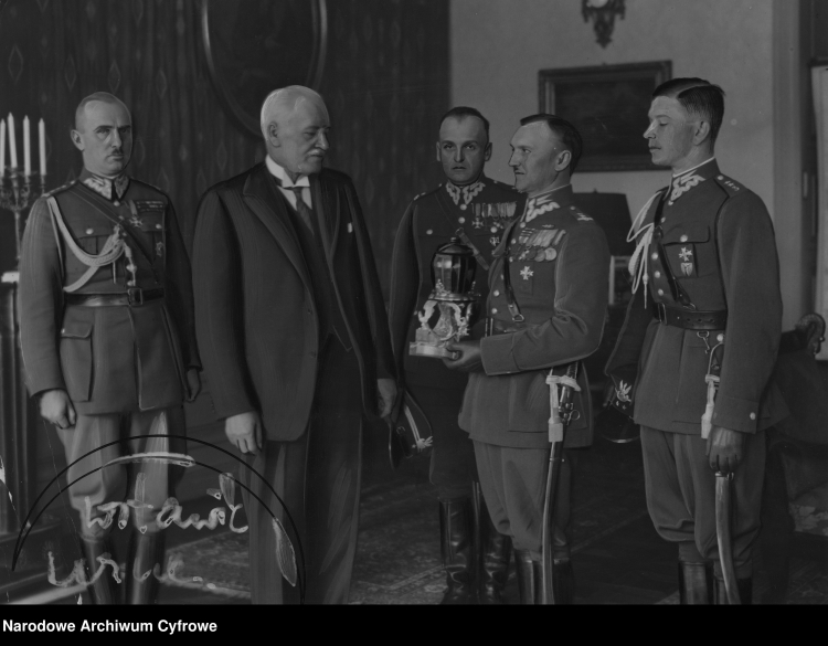 Wręczenie urny z ziemią spod Samosierry prezydentowi Ignacemu Mościckiemu przez delegację 3. Pułku Szwoleżerów im. płk. Jana Kozietulskiego, 1931 r./NAC