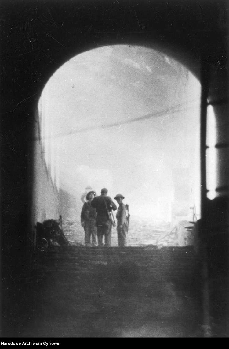 Żołnierze w ruinach opactwa na szczycie Monte Cassino, 1944 r. /NAC