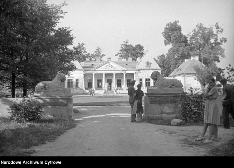 Pałac Bruhla w Młocinach (ob. Warszawa-Młociny), siedziba Muzeum Kultur Ludowych, 1950 r./NAC