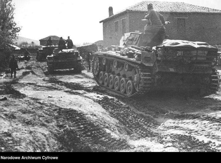 Czołgi niemieckie w przygranicznej miejscowości między Bułgarią a Grecją, 1941 r. /NAC