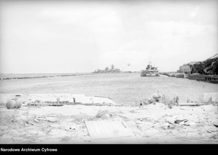 Port w Gdyni, Basen tle widoczny pancernik "Gneisenau" zatopiony przez Niemców celem zablokowania wejścia do portu, 1945 r. /NAC