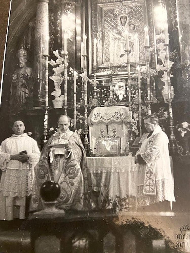 Na fotografii: ks. Włodzimierz hr. Szembek przy ołtarzu. Fot.: archiwum rodzinne Mycielskich / FB Muzeum Dzieduszyckich w Zarzeczu
