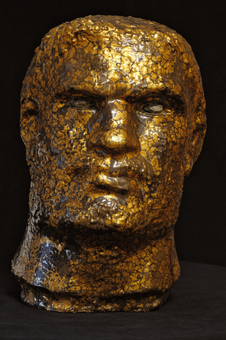A. Karny, Bokser, 1961-1970, ceramika pozłacana, wypalanie, 45 x 29 x 33 cm, obiekt sygnowany. Fot. Muzeum Rzeźby Alfonsa Karnego - Oddział Muzeum Podlaskiego w Białymstoku