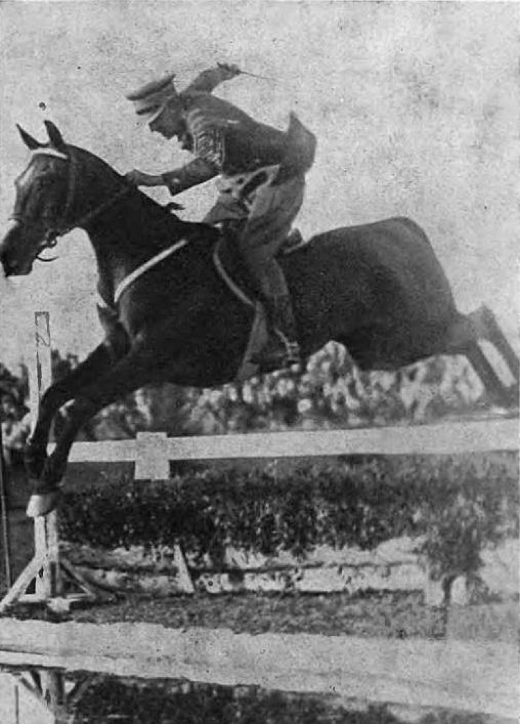 Adam Królikiewicz na koniu Milord podczas zawodów hippicznych w warszawskich Łazienkach w czerwcu 1930 r. Fot. See page for author, Public domain, via Wikimedia Commons