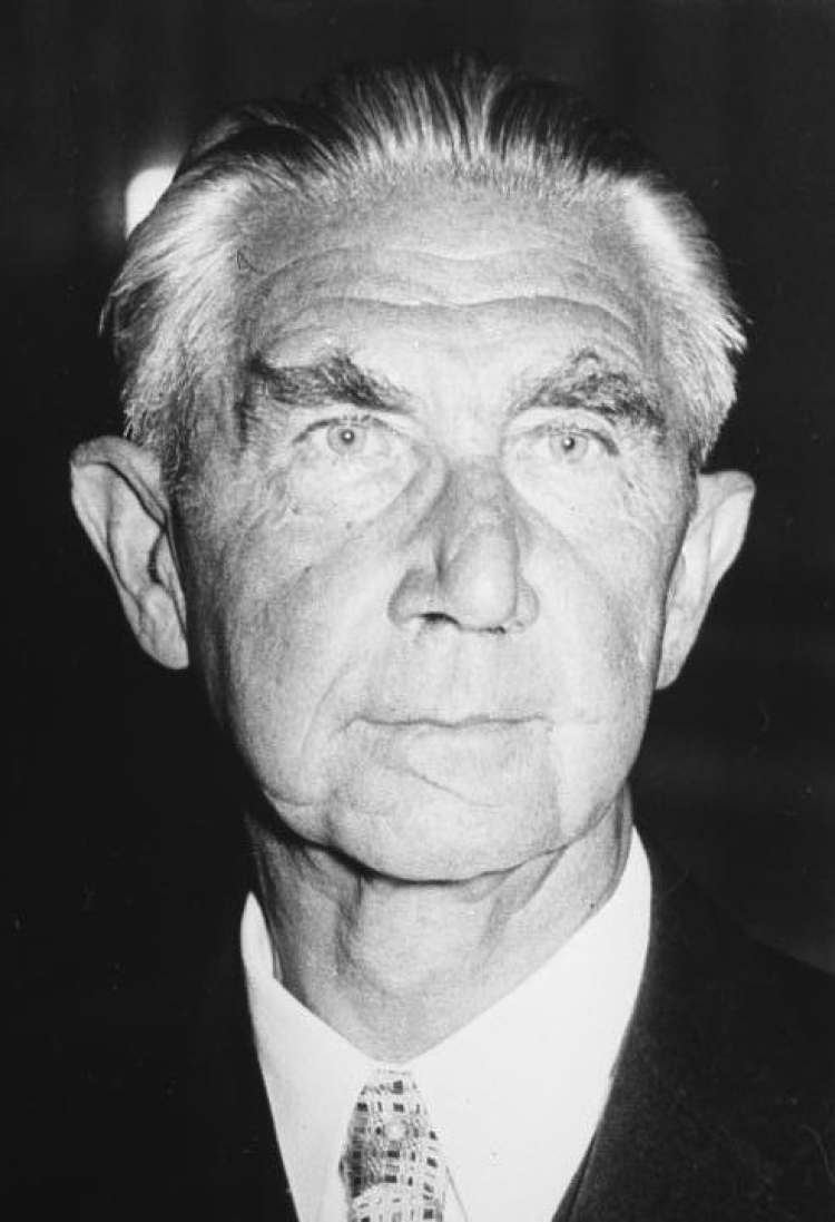Hermann Höpker-Aschoff (1951). Fot. Bundesarchiv, B 145 Bild-F050215-0005 / CC-BY-SA 3.0, CC BY-SA 3.0 DE <https://creativecommons.org/licenses/by-sa/3.0/de/deed.en>, via Wikimedia Commons
