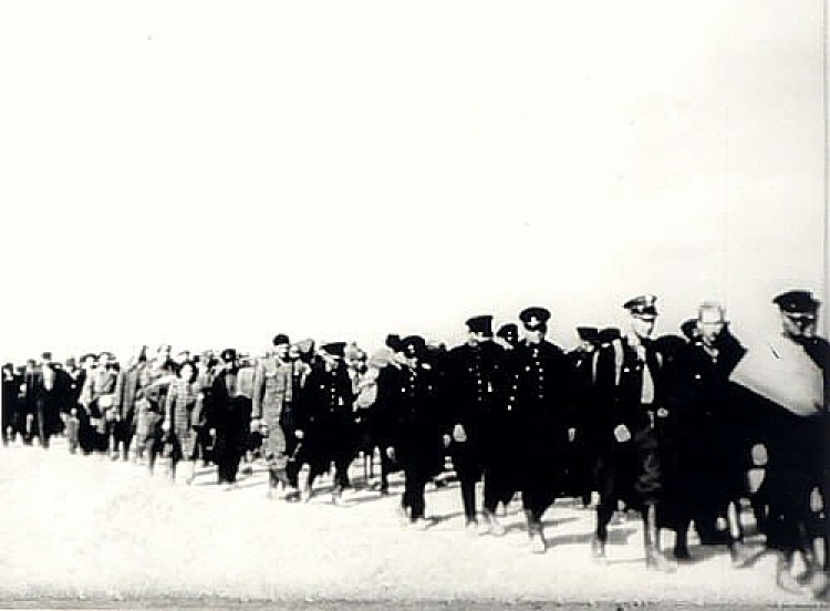 Policjanci i cywilni „wrogowie ludu” aresztowani we wrześniu 1939 r. i konwojowani przez oddziały konwojowe NKWD do punktów załadunkowych za granicą polsko-sowiecką. Źródło: pl.wikipedia