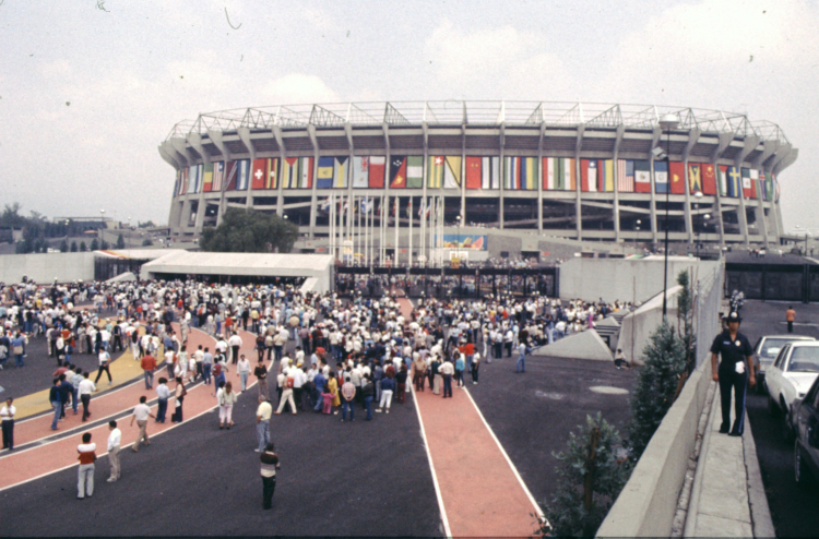 Stadion Azteca podczas Mistrzostw Świata w Piłce Nożnej w 1986 r. Fot. Karl Oppolzer /Źródło: https://commons.wikimedia.org/