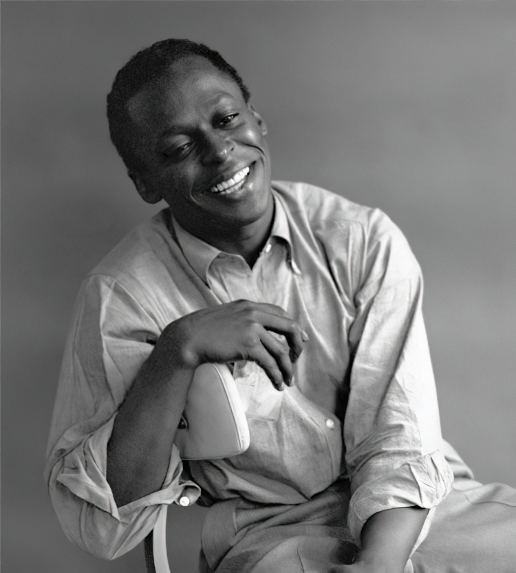 Miles Davis w 1956 r. Fot. Tom Palumbo from New York City, USA, CC BY-SA 2.0 <https://creativecommons.org/licenses/by-sa/2.0>, via Wikimedia Commons