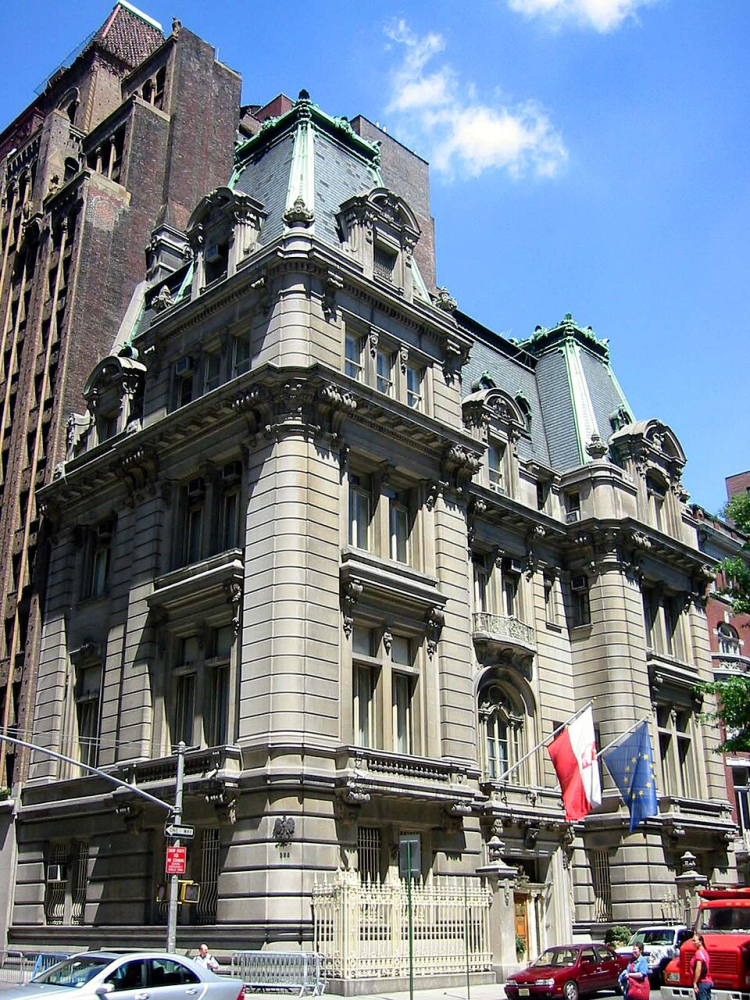 Konsulat Generalny Rzeczypospolitej Polskiej w Nowym Jorku. Fot. Cliffy from Pelham, USA, CC BY 2.0 <https://creativecommons.org/licenses/by/2.0>, via Wikimedia Commons