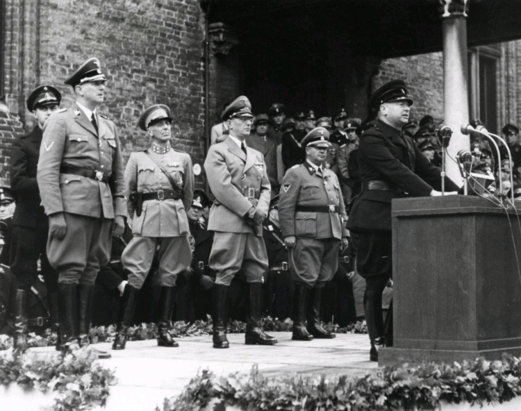 Gen. Hendrik Seyffardt (3 od lewej), 1941 r./Źródło: en.wikipedia