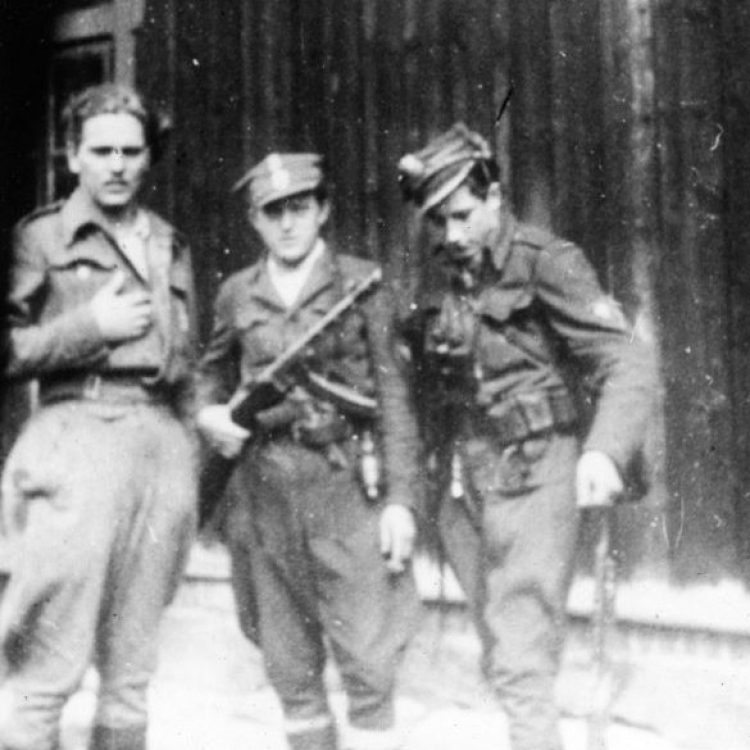 "Bartek" z żołnierzami./Źródło: facebook/Muzeum Żołnierzy Wyklętych
