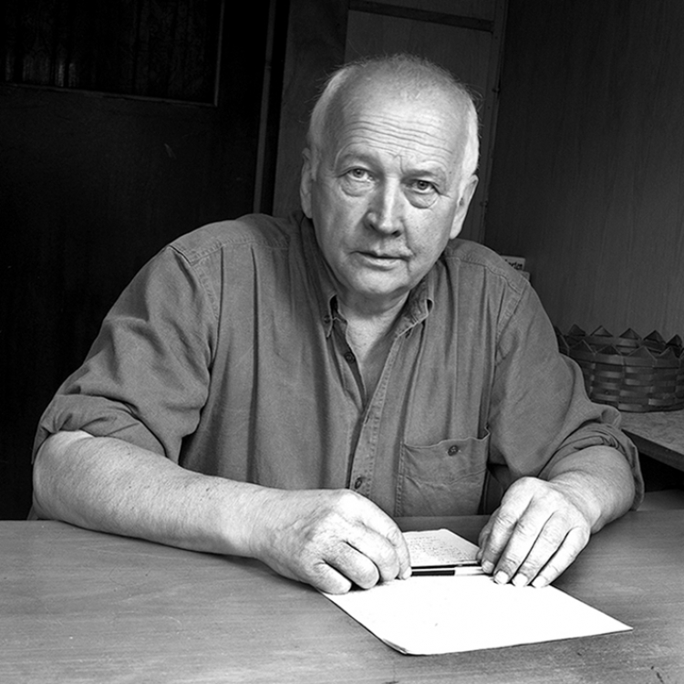 Henryk Bereska w swoim domku letniskowym w Kolbergu. Fot. Heidrun Melinski, CC BY-SA 4.0 <https://creativecommons.org/licenses/by-sa/4.0>, via Wikimedia Commons