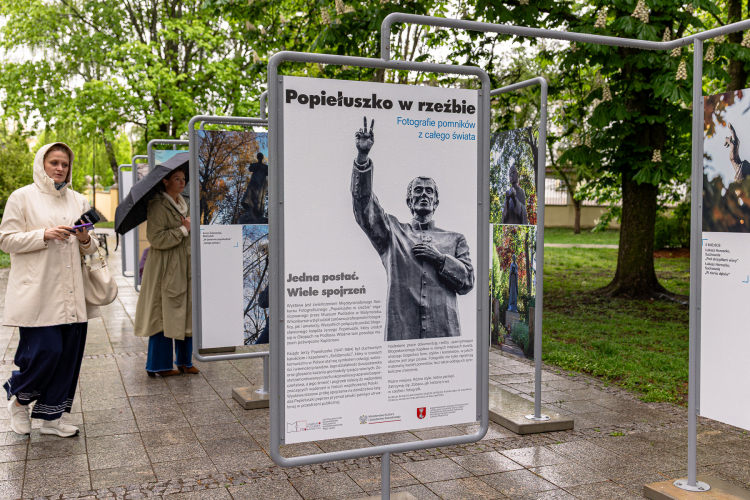 Pokonkursowa ekspozycja przy pomniku bł. ks. Jerzego Popiełuszki w Białymstoku. Fot. Facebook/Muzeum Podlaskie w Białymstoku