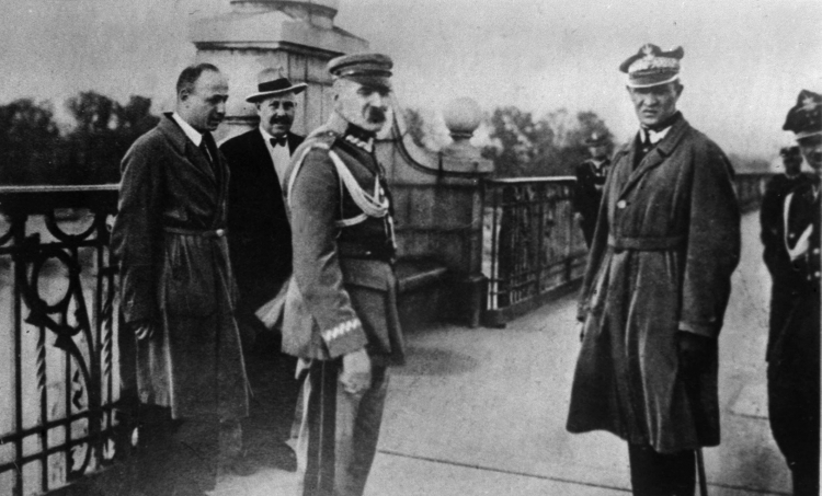 Warszawa 12.05.1926 r. Marszałek Polski Józef Piłsudski w otoczeniu oficerów przed ostatnią przed zamachem stanu rozmową z prezydentem RP Stanisławem Wojciechowskim. Fot. PAP/Reprodukcja