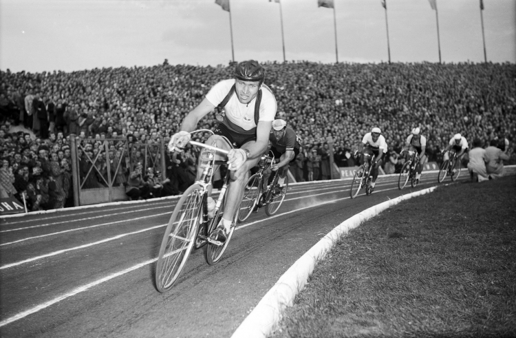 XIII etap Wyścigu Pokoju. Finał na stadionie w Warszawie. Nz. Stanisław Królak. Fot. PAP/Zbigniew Matuszewski