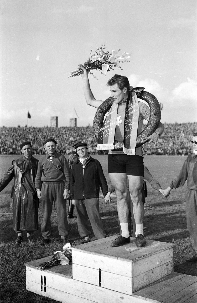 Karl-Marx-Stadt , 05.1956. Wyścig Pokoju VIII etap. Nz. Stanisław Królak. Fot. PAP/Stanisław Dąbrowiecki
