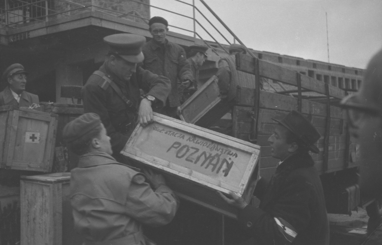 Transport z polską pomocą humanitarną przeznaczoną na Węgry w 1956 r. Fot. PAP/Wiktor Janik