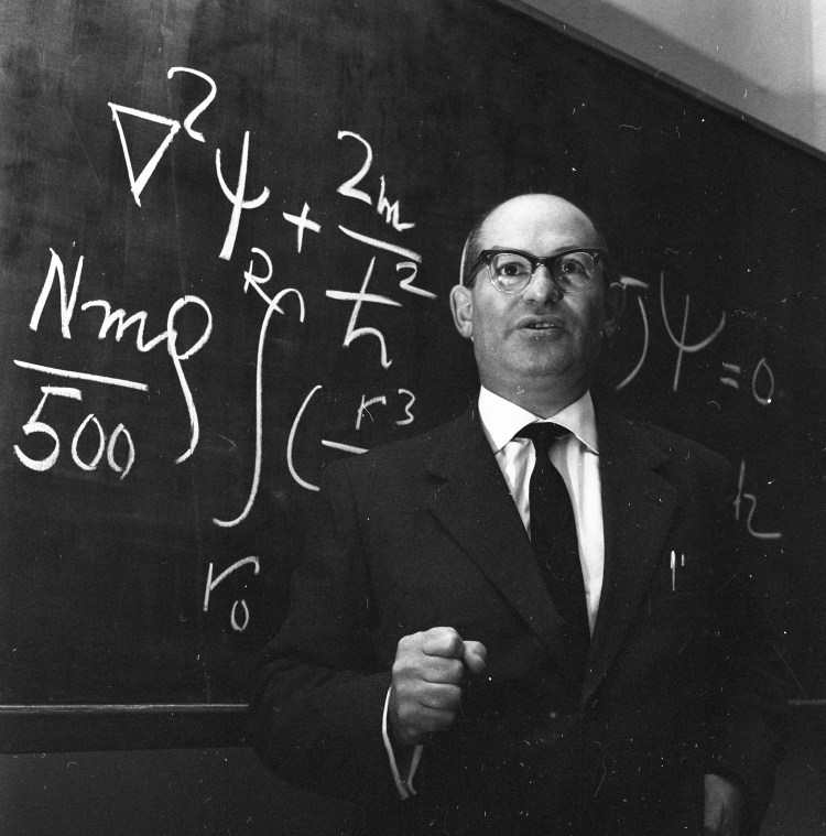 Warszawa 1963. Fizykochemik i popularyzator nauki prof. Józef Hurwic. mo PAP/Wdowiński