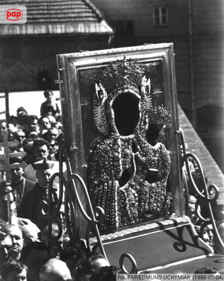 Częstochowa, 4 maja 1966 r. Obchody milenijne, procesja. Nz: Kardynał Stefan Wyszyński. Fot. PAP/Edmund Uchymiak