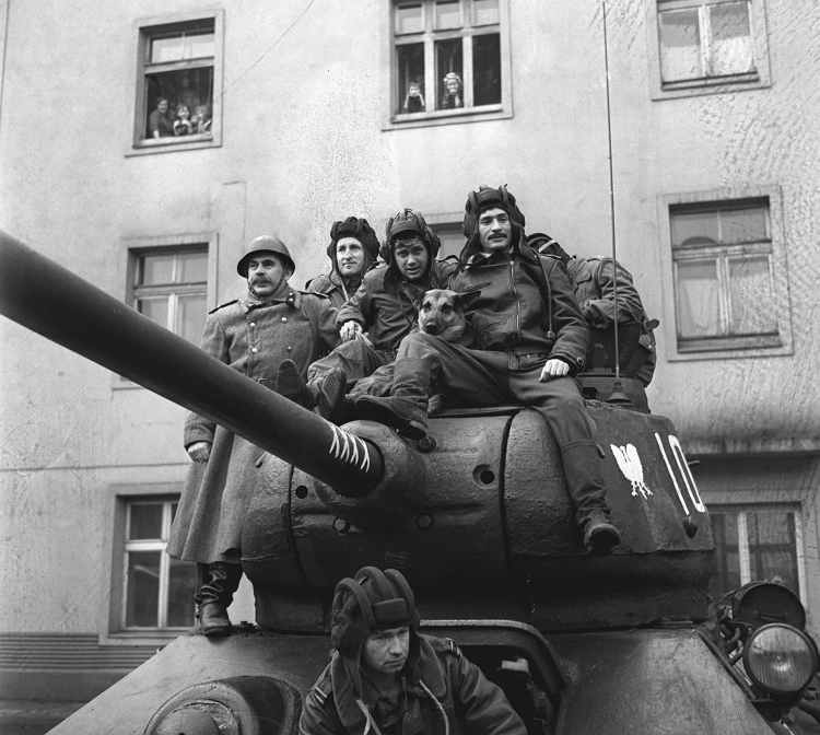 Łódź 5.02.1967 r. Aktorzy z serialu "Czterej pancerni i pies" podczas imprezy dla młodzieży. Od lewej: Janusz Kłosiński, Franciszek Pieczka, Janusz Gajos, Włodzimierz Press, pies Szarik. Fot. PAP/Witold Rozmysłowicz
