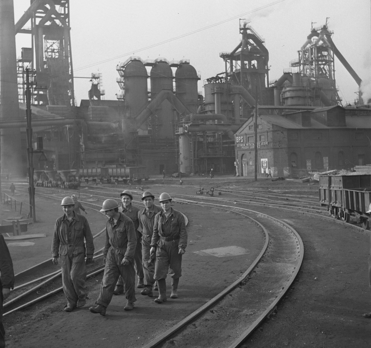 Ruda Śląska, 1969 r. Widok ogólny wielkiego pieca w Hucie Pokój. Fot. PAP/Stanisław Jakubowski