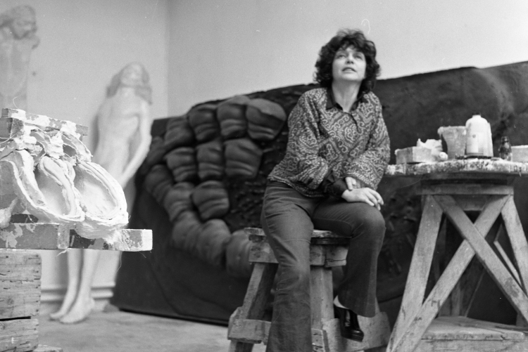 Francja, Paryż 1972 r. Polska rzeźbiarka Alina Szapocznikow w domu-pracowni.Fot. PAP/Maciej Musiał 