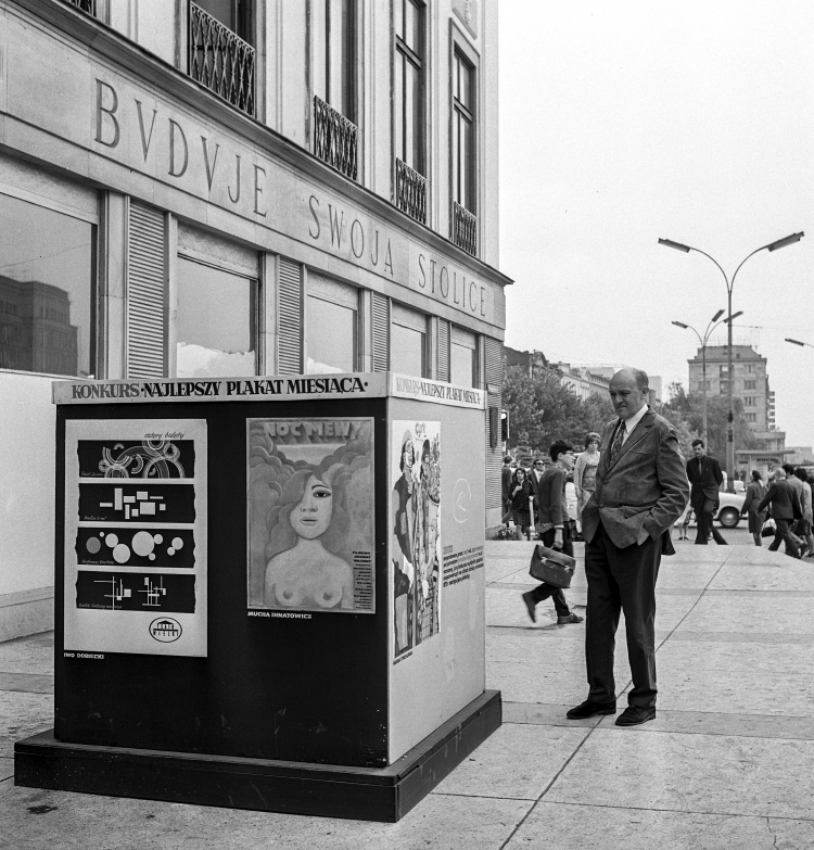 Warszawa 1972 r. Najlepszy Plakat Miesiąca - konkurs najlepszych plakatów eksponowanych w kwietniu 1972 roku na ulicach Warszawy. Prezentacja grafik przed Klubem Międzynarodowej Prasy i Książki (KMPiK, Klub MPiK, Empik) przy ulicy Nowy Świat 15/17 u zbiegu z Alejami Jerozolimskimi (P). Jury konkursu wyróżniło plakaty, od lewej: Iwo Dobiecki - "Cztery balety", Maria Ihnatowicz - "Noc mewy" 1972, Marian Stachurski - "Cyrk Klowni muzycy, plakat cyrkowy". Fot. PAP/Afa Pixx/Irena Komar