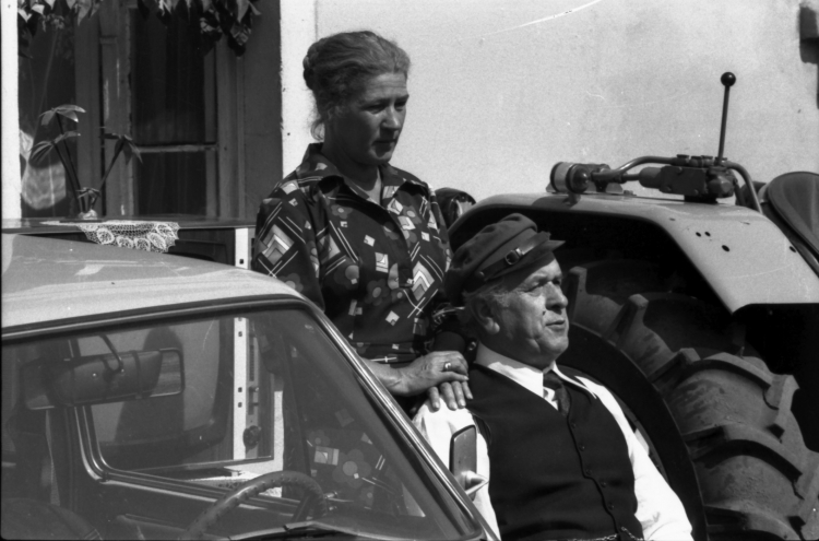 Film pt. Kochaj albo rzuć, w reżyserii Sylwestra Chęcińskiego, trzecia część trylogii o losach rodzin Pawlaków i Karguli. Nz. Maria Zbyszewska i Wacław Kowalski, Dobrzykowice 1977 r. Fot. PAP/Adam Hawałej