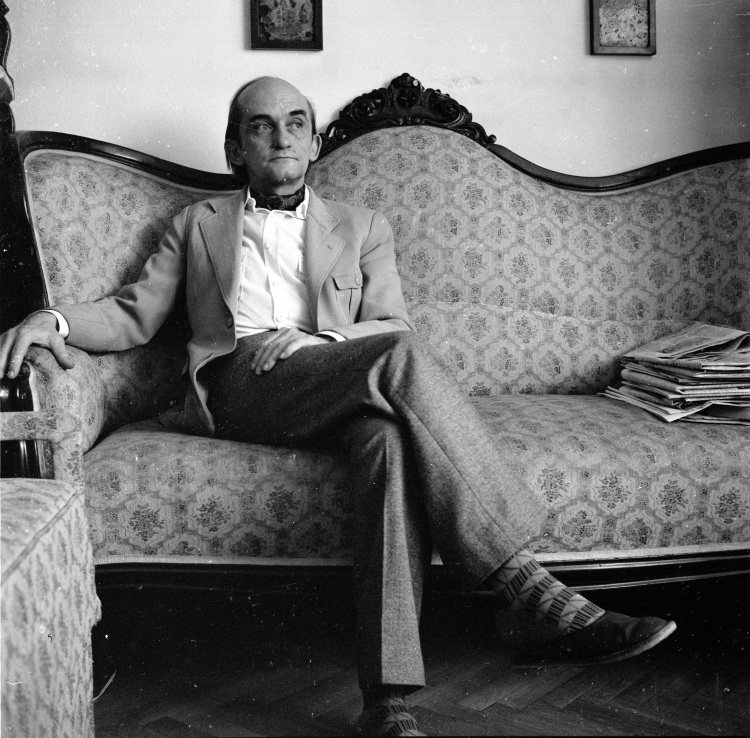 Warszawa, luty 1981 r. Jerzy Ficowski w swoim domu. Fot. PAP/Tomasz Michalak