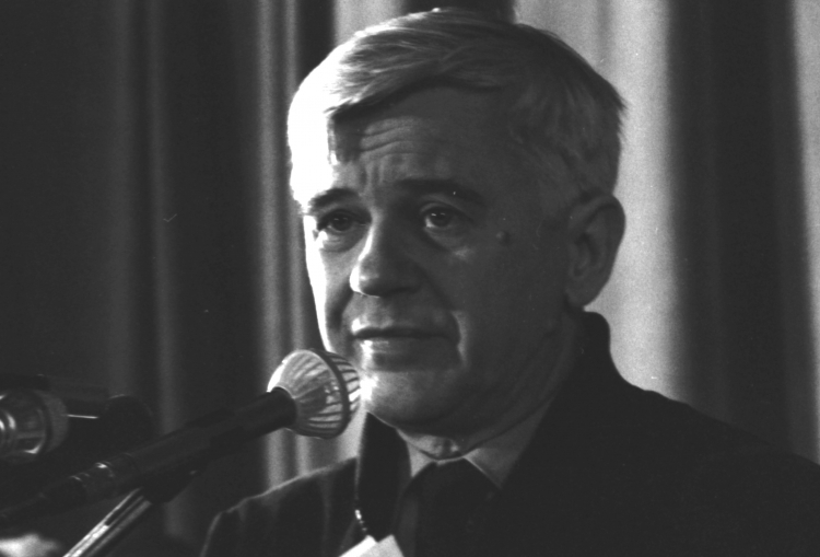 Warszawa, marzec 1981 r. Jan Józef Lipski podczas odczytu "Marzec 68". Fot. PAP/Mariusz Szyperko 