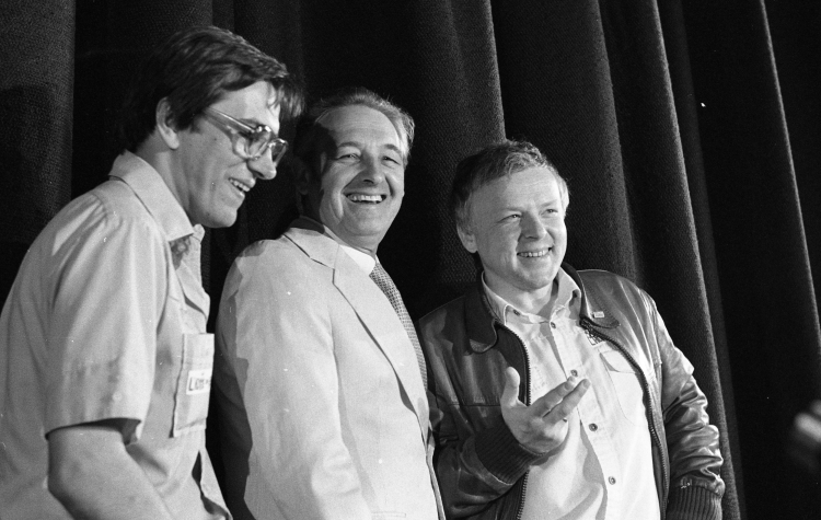 Cannes, Francja, maj 1981. 34. Międzynarodowy Festiwal Filmowy w Cannes. Konferencja prasowa twórców filmu pt. "złowiek z żelaza". Od lewej: Jerzy Radziwiłowicz, Andrzej Wajda, Marian Opania. Fot. PAP/Jerzy Kośnik