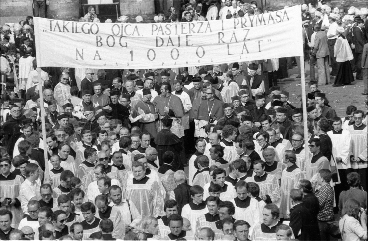 Warszawa, 1981-05-31. 31 maja z Kościoła Wniebowzięcia NMP i św. Józefa Oblubieńca ciało Prymasa Tysiąclecia zostało przeniesione w uroczystym kondukcie żałobnym na Plac Zwycięstwa, gdzie tego samego dnia odbyła się msza. W procesji i we mszy brały udział liczne delegacje z całego kraju i goście spoza Polski. Nz. uroczysta procesja wyrusza z Kościoła Wniebowzięcia NMP i św. Józefa Oblubieńca. Fot. PAP/CAF/Teodor Walczak