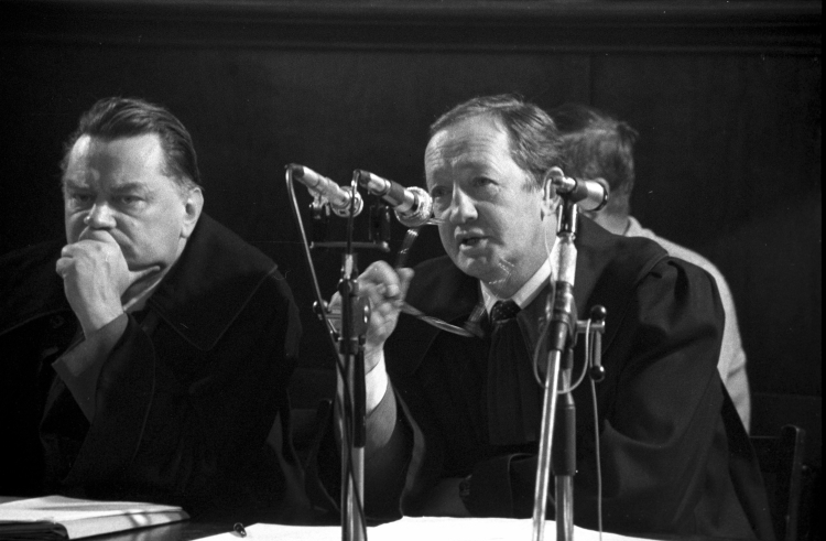 Toruń 03.01.1985. Proces przeciwko sprawcom uprowadzenia i zabójstwa ks. Jerzego Popiełuszki (tzw. proces toruński) przed Sądem Wojewódzkim w Toruniu, w dniach od 27.12.1984 do 7.02.1985. Na zdjęciu oskarżyciele posiłkowi, pełnomocnicy rodziny ks. Jerzego Popiełuszki, adwokaci Jan Olszewski (L) i Edward Wende. Fot. PAP/Grzegorz Rogiński