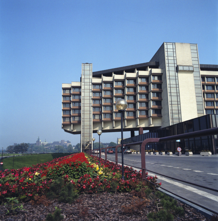 Kraków 09.1988. Nowoczesny czterogwiazdkowy hotel Forum wybudowany według projektu Janusza Ingardena w latach 1978-1989. wb PAP/Jerzy Ochoński 