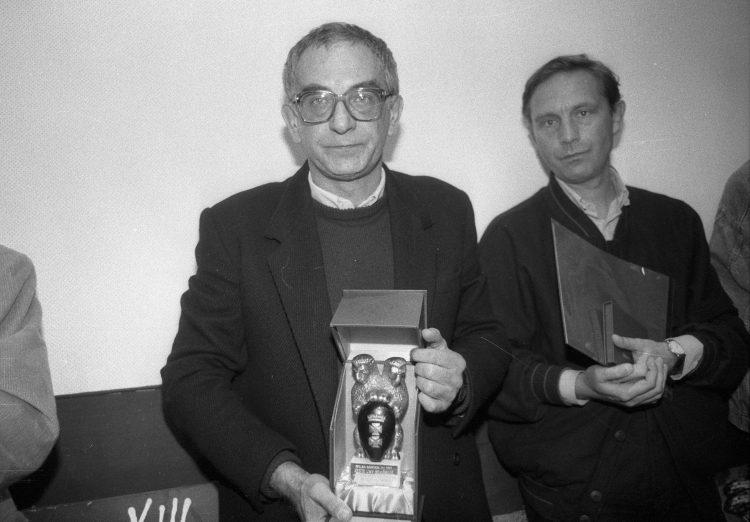 Gdynia 18 września 1988 r. Zakończenie XIII Festiwalu Polskich Filmów Fabularnych. Nz. reżyser Krzysztof Kieślowski (L) i scenarzysta Krzysztof Piesiewicz (P) z nagrodą Złote Lwy Gdańskie za najlepsze filmy festiwalu pt. Krótki film o miłości oraz Krótki film o zabijaniu. Fot. PAP/Stefan Kraszewski