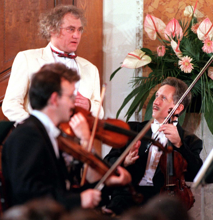 Międzynarodowy Festiwal Muzyki w Łańcucie. N/z: Jerzy Maksymiuk (stoi), 1996 r. Fot. PAP/CAF Piotr Kowalczyk