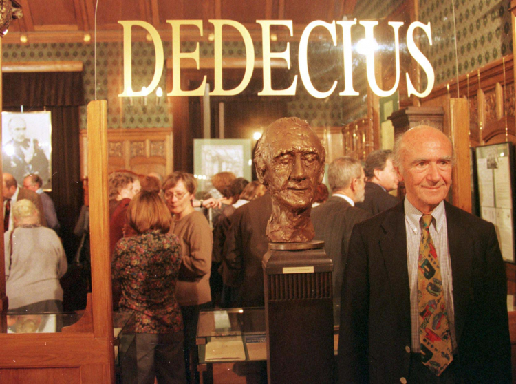 Otwarciem wystawy "Między dwoma przylądkami mowy. Karl Dedecius - poeta, tłumacz" w Łodzi. N/z: Karl Dedecius przed swoim popiersiem w Muzeum Historii Miasta Łodzi. Fot. PAP MARCIN WIETRZYK