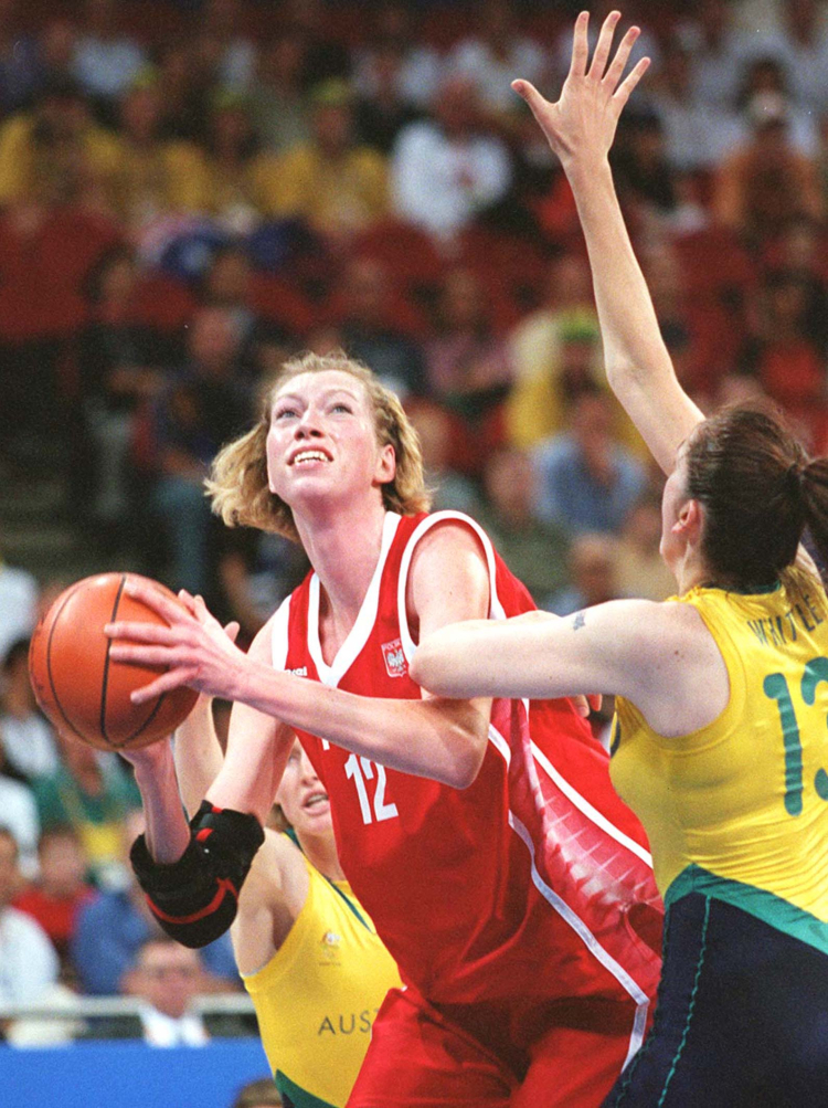Polska koszykarka Małgorzata Dydek podczas meczu Polska - Australia na igrzyskach olimpijskich w Sydney, wrzesień 2000. Fot. PAP/Przemek Wierzchowski