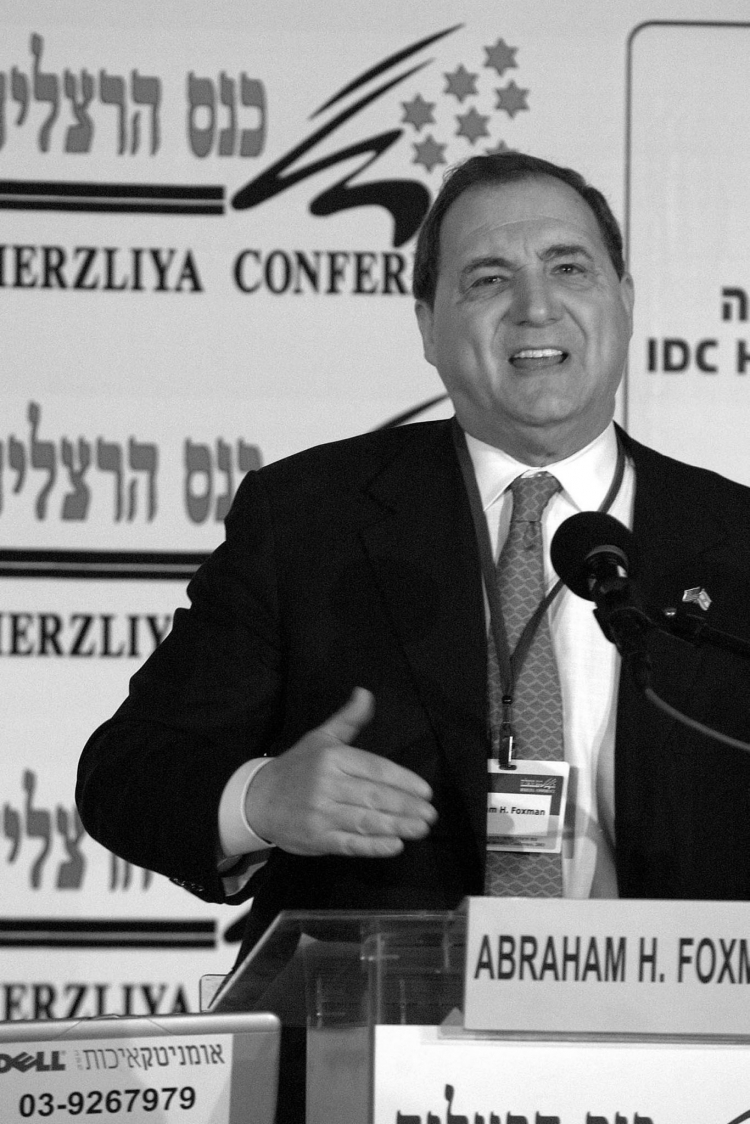 Abraham Foxman, szef amerykańskiej Ligi Przeciwko Zniesławianiu (ADL), na IV Konferencji w Herzliyi na temat bezpieczeństwa narodowego Izraela, 17 grudnia 2003 r. Fot. EPA/ISRAEL HADARI